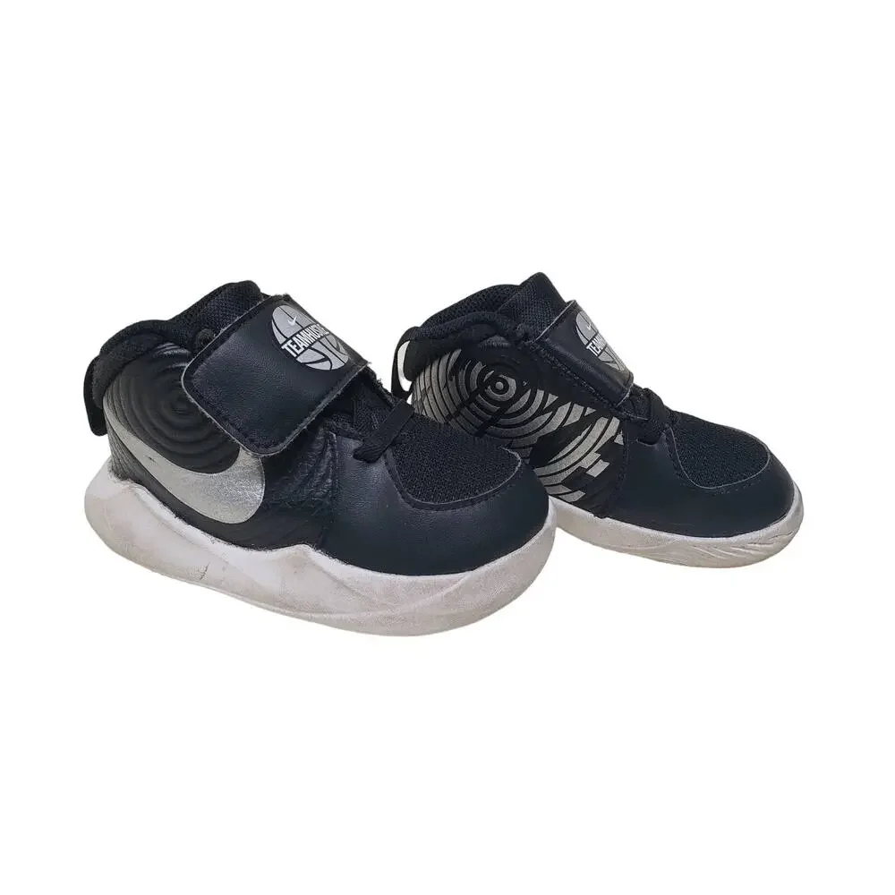 Nike Team Hustle Black Silver & White Design Kids Shoes Sneakers • Size 6C Kids